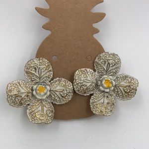 Vintage White Flower Clip On Earrings with Gold Undertones Marked ART (c)